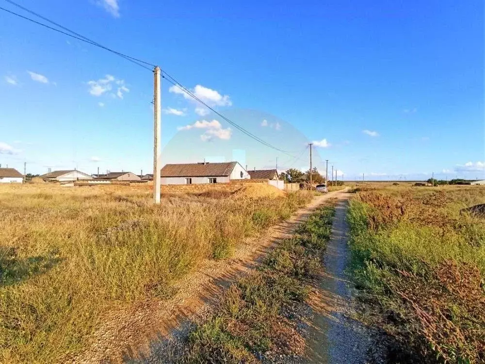 Участок в Крым, Сакский район, Охотниковское с/пос, с. Карьерное ул. ... - Фото 1