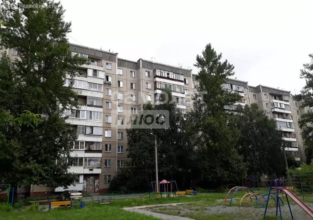 3-комнатная квартира: Челябинск, улица Братьев Кашириных, 97 (64 м) - Фото 1