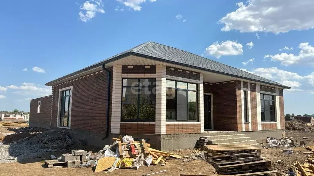 Дом в Астраханская область, Приволжский район, с. Карагали Зеленая ... - Фото 1