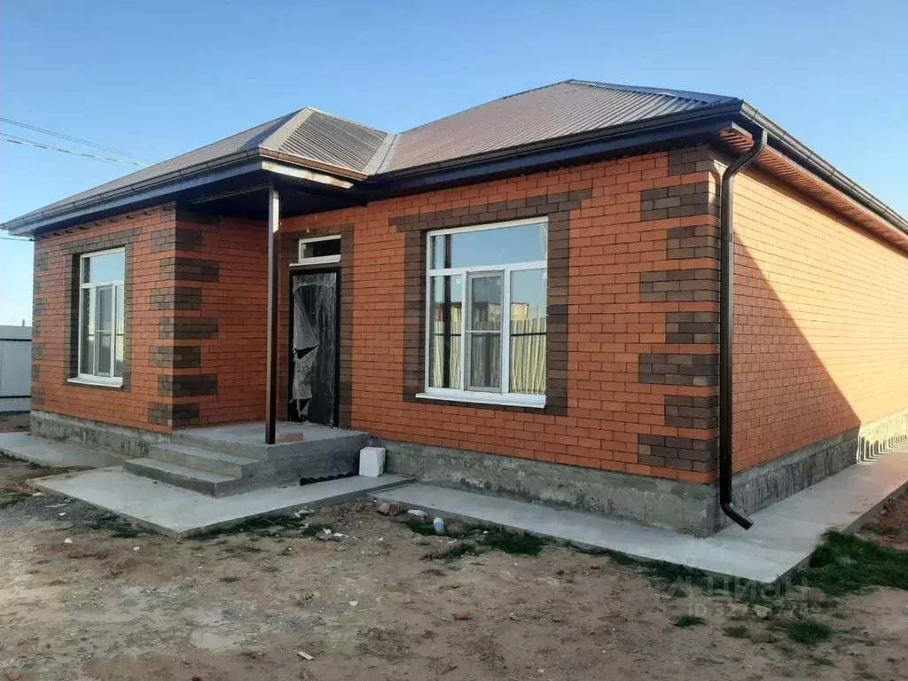 Дом в Астраханская область, Наримановский район, пос. Мирный ул. ... - Фото 1