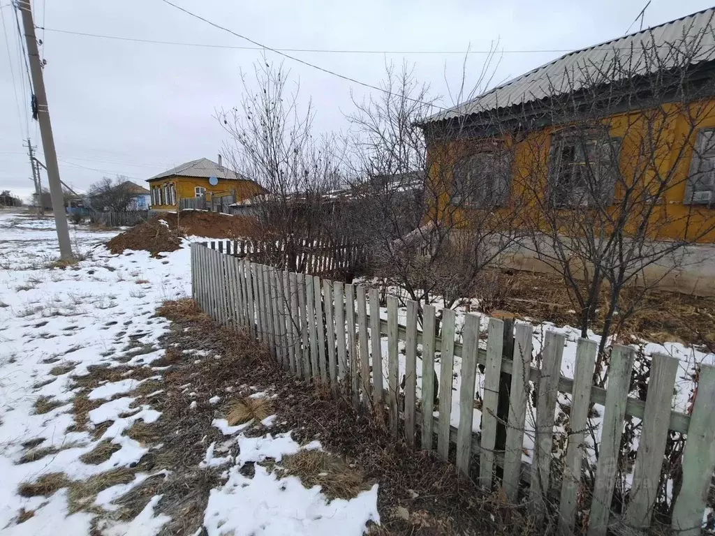 Дом в Оренбургская область, Гайский муниципальный округ, с. Банное ул. ... - Фото 1