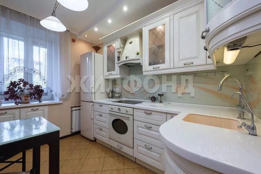 3-к кв. Новосибирская область, Новосибирск ул. Балакирева, 1 (71.7 м) - Фото 0