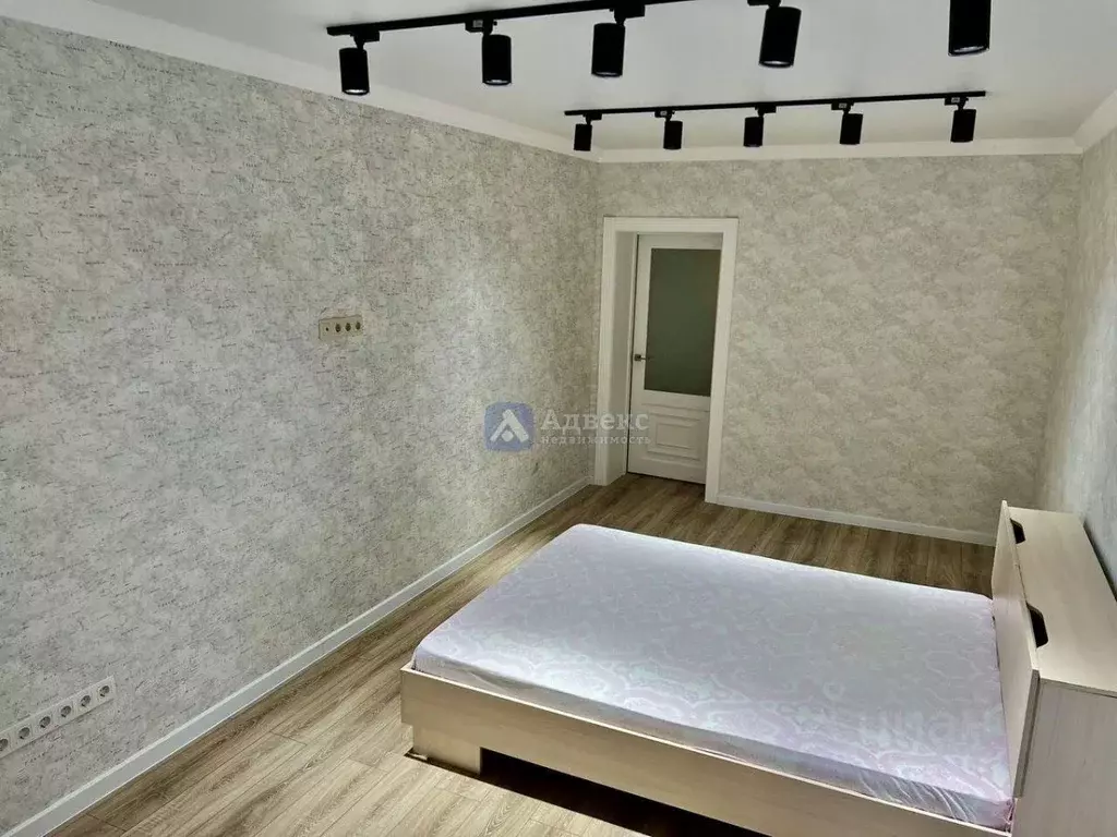 3-к кв. Тюменская область, Тюмень ул. Котельщиков, 19 (89.7 м) - Фото 0