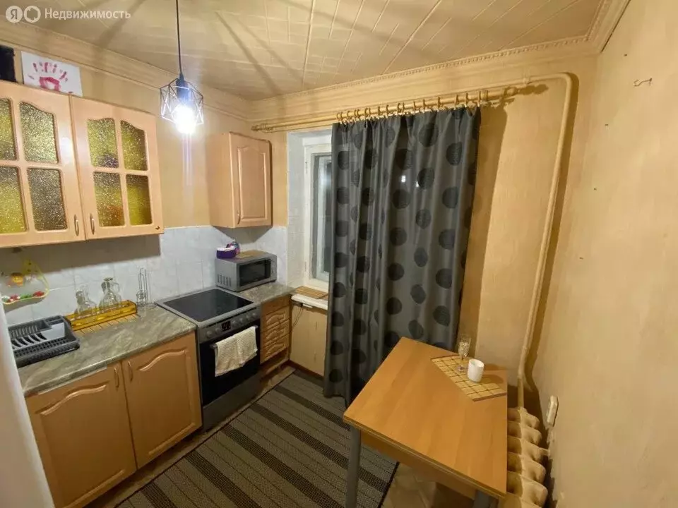 1-комнатная квартира: посёлок городского типа Никель, улица Бредова, ... - Фото 1