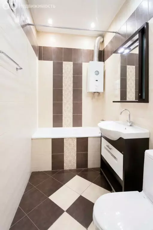 3-комнатная квартира: Казань, улица Гаяза Исхаки, 8 (71 м) - Фото 1
