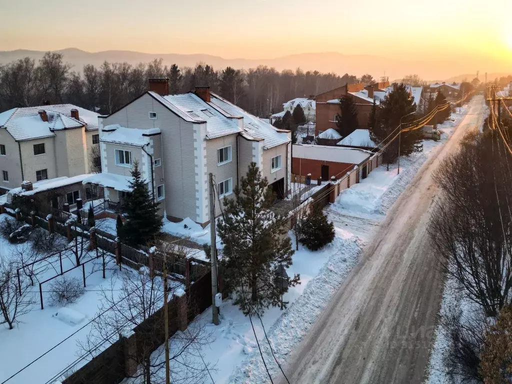 Коттедж в Красноярский край, Красноярск Воскресная ул., 21 (350 м) - Фото 0