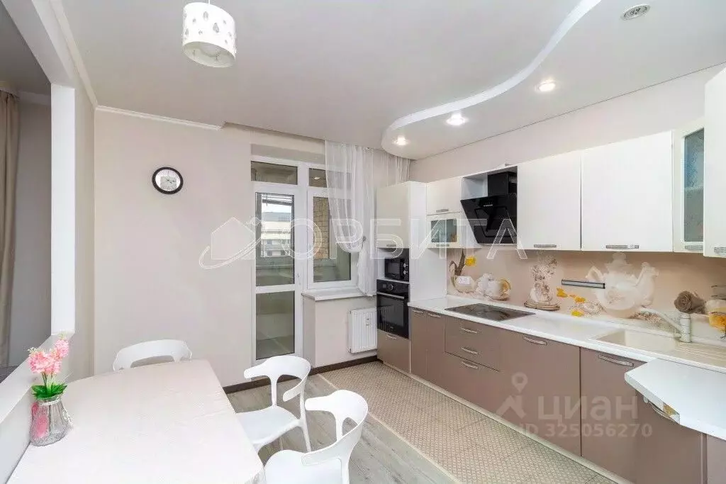 3-к кв. Тюменская область, Тюмень ул. Тимофея Чаркова, 81 (95.0 м) - Фото 1