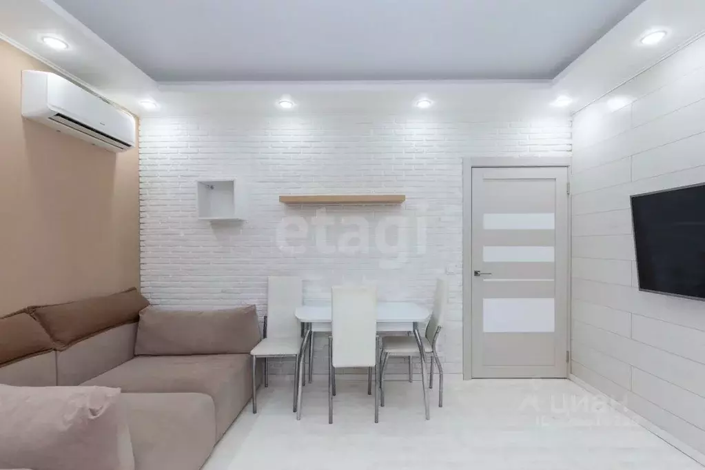 2-к кв. Тюменская область, Тюмень ул. Тимофея Чаркова, 81 (62.0 м) - Фото 1