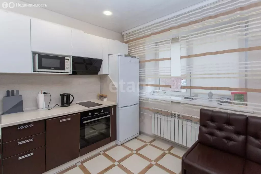 2-комнатная квартира: Тобольск, 15-й микрорайон, 23 (54 м) - Фото 1