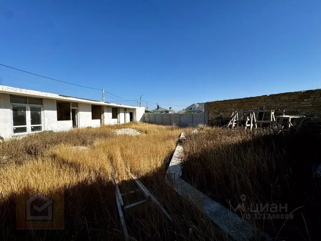 Дом в Крым, Сакский район, с. Уютное пер. Маковый (320 м) - Фото 1