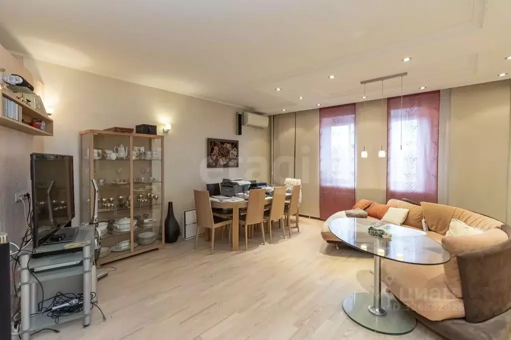 6-к кв. Тюменская область, Тюмень ул. Орджоникидзе, 11 (198.7 м) - Фото 1