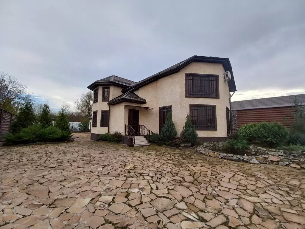 Дом в Кабардино-Балкария, Нальчик ул. Шогенова, 55к49 (200 м) - Фото 1