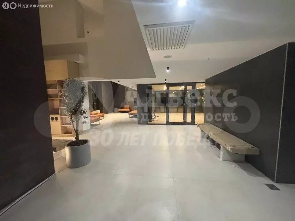 Квартира-студия: Тюмень, улица Тимофея Чаркова, 93 (27.7 м) - Фото 2