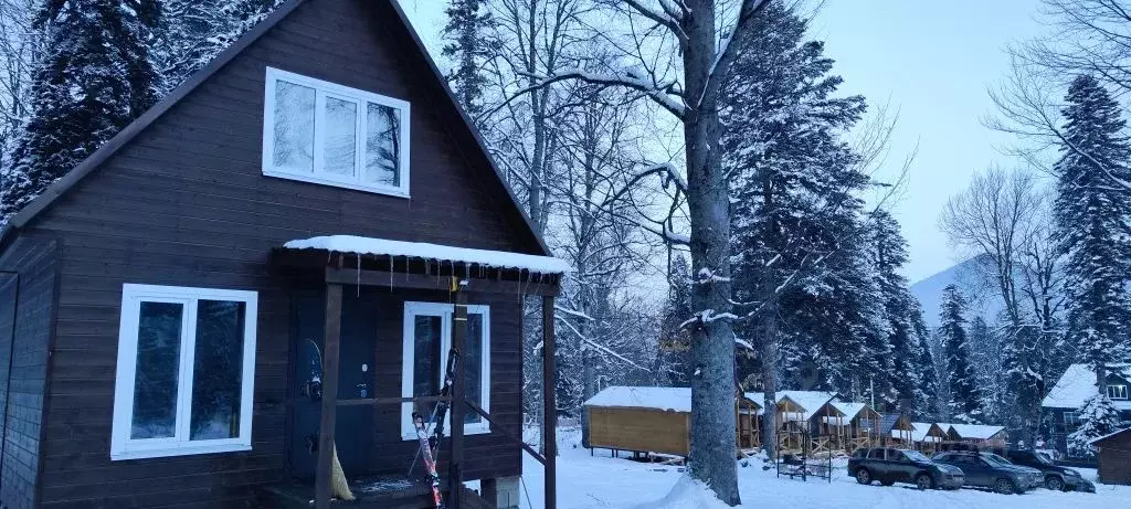 Дом в Карачаево-Черкесия, Зеленчукский район, с. Архыз ул. Банковская, ... - Фото 1