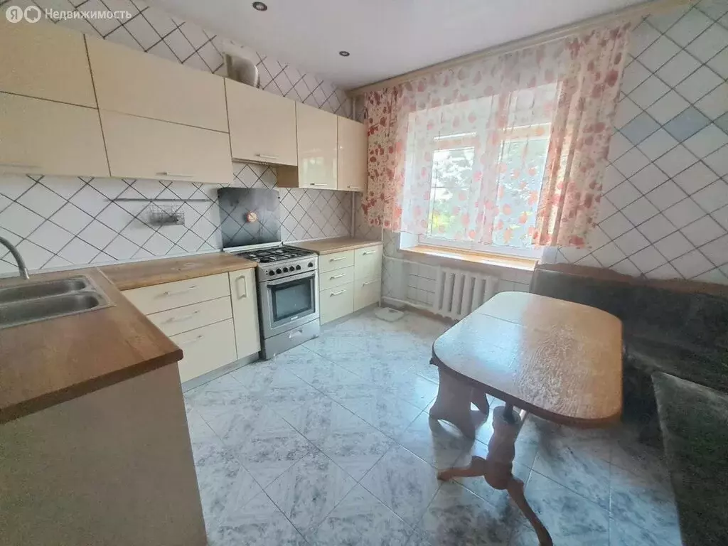 3-комнатная квартира: Ейск, улица Горького, 25/2 (100 м) - Фото 0