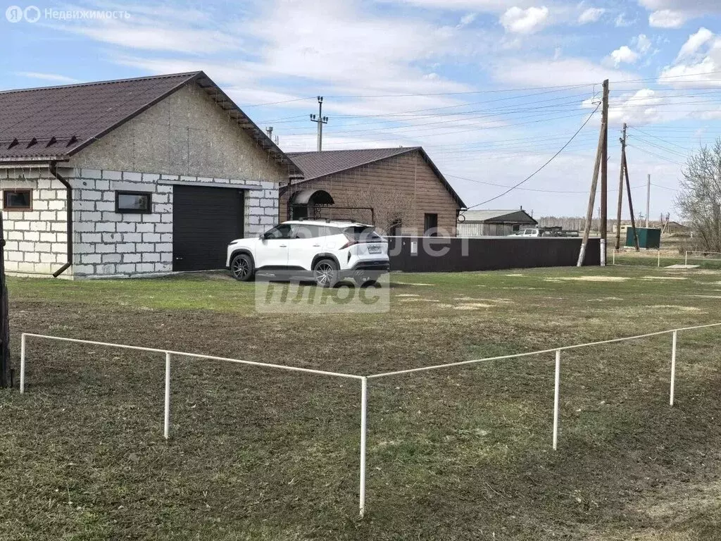 Дом в Омская область, Азовский немецкий район, деревня Ягодное, улица ... - Фото 1