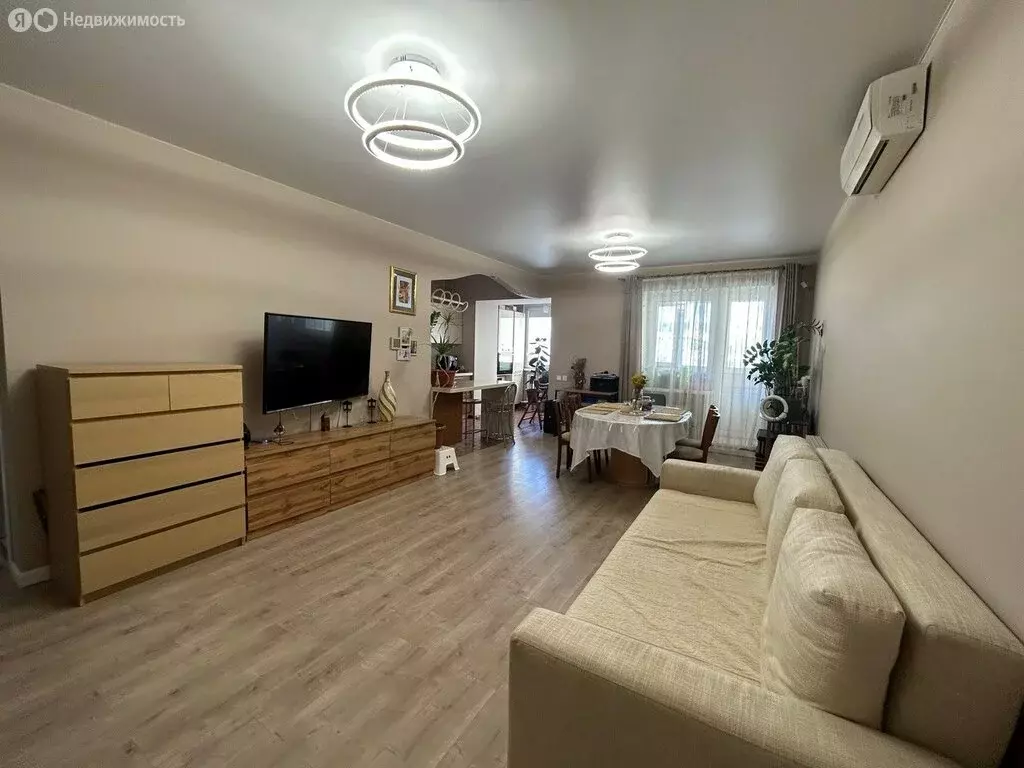 3-комнатная квартира: Якутск, улица Фёдора Попова, 18 (79.3 м) - Фото 0