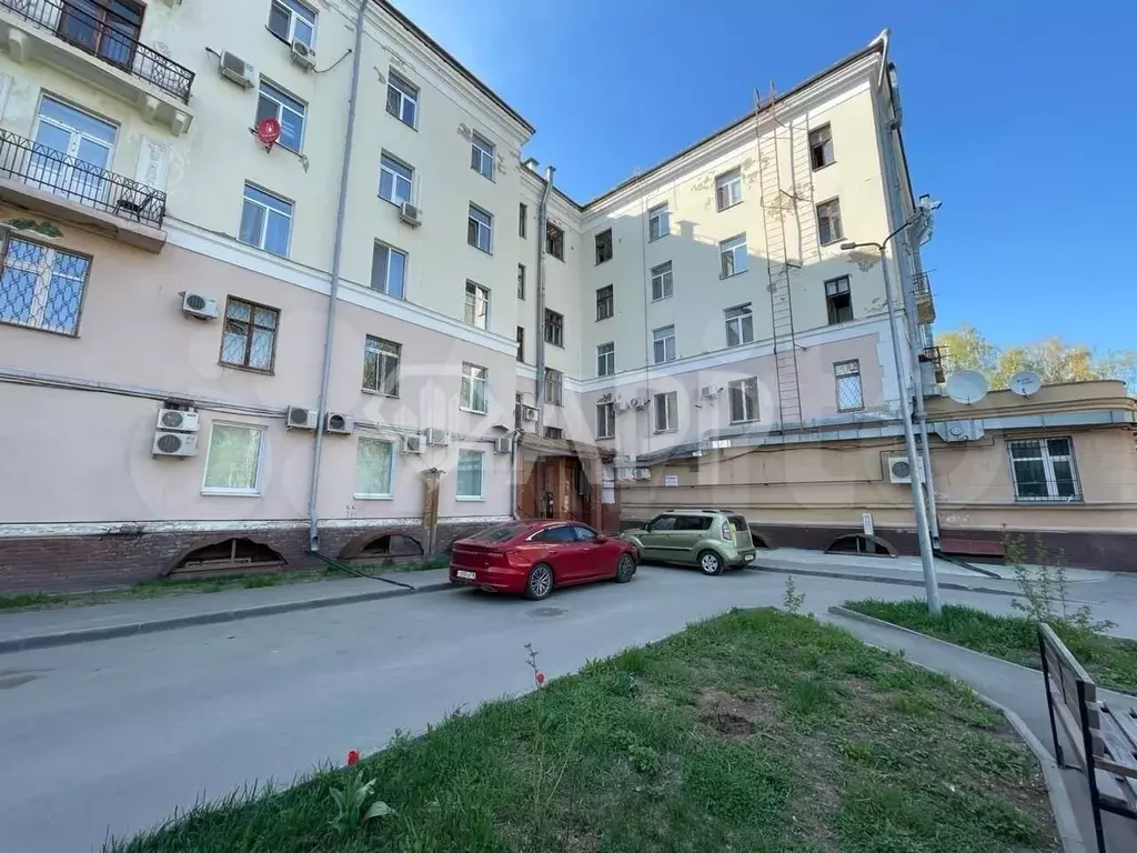 Высокий цоколь с окнами рядом с метро - Фото 1
