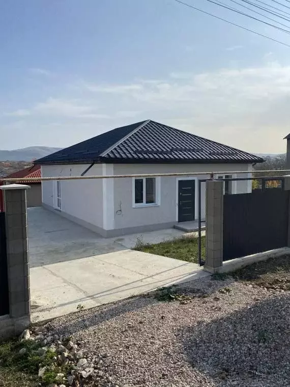 Дом в Крым, Симферопольский район, Добровское с/пос, с. Пионерское ул. ... - Фото 1