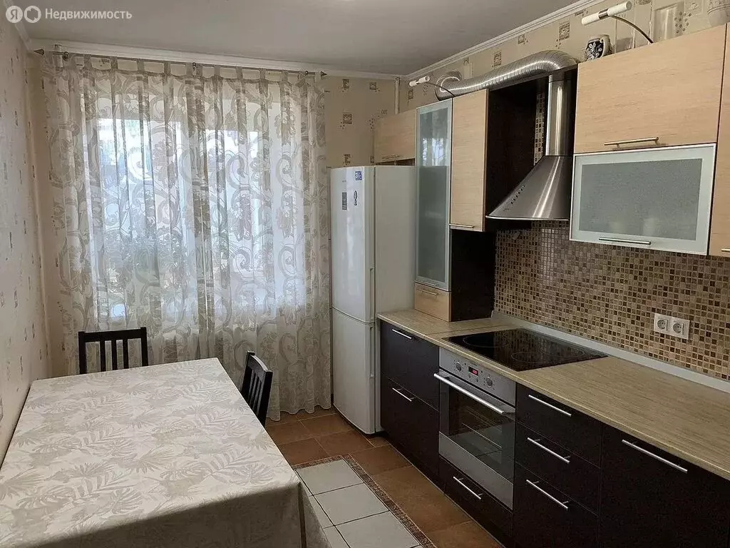 3-комнатная квартира: Тюмень, улица Елизарова, 74 (61 м) - Фото 0