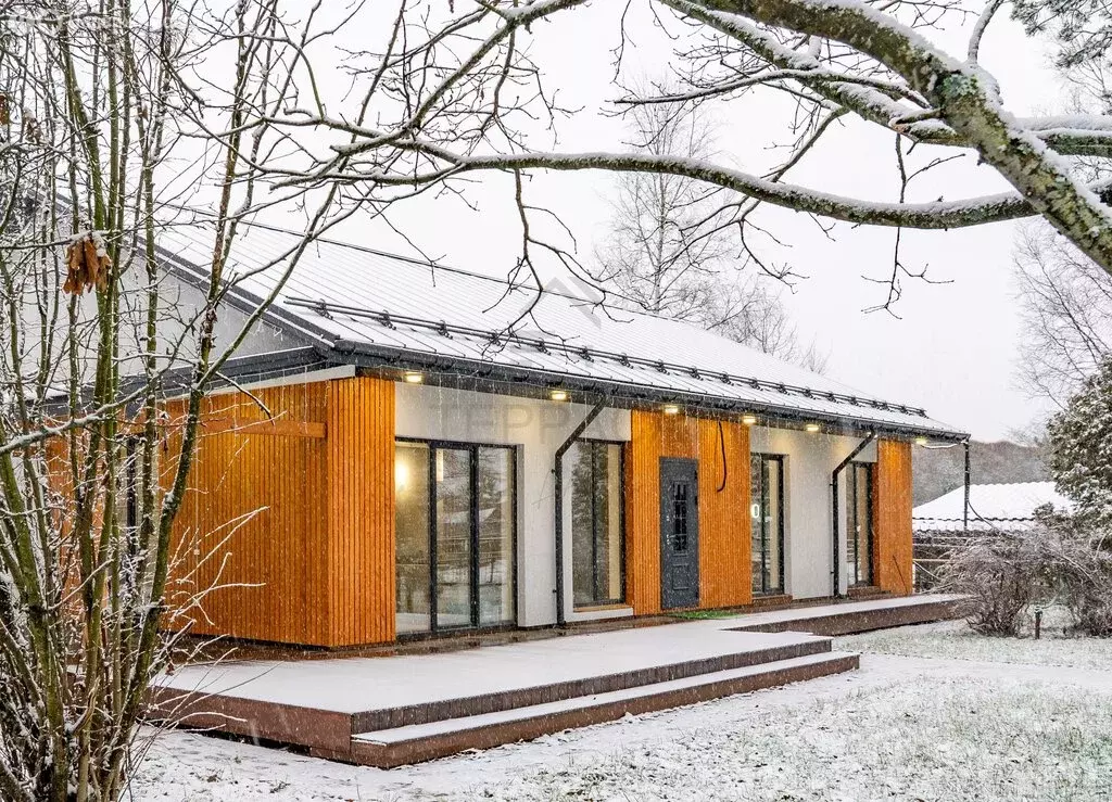 Дом в городской посёлок Ульяновка, улица Карла Маркса, 2 (160 м) - Фото 1