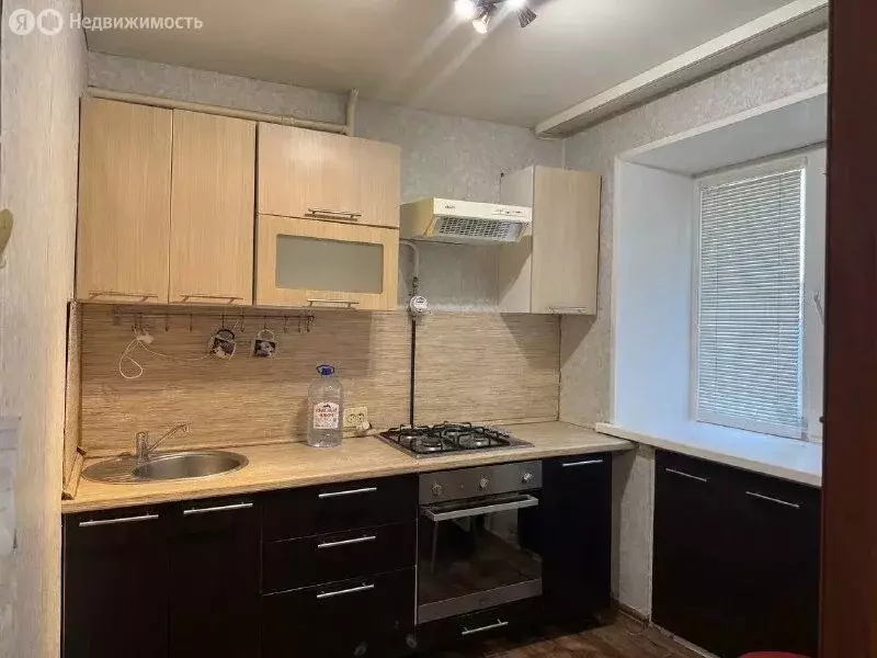 3-комнатная квартира: Уфа, улица Комарова, 38 (54.4 м) - Фото 2
