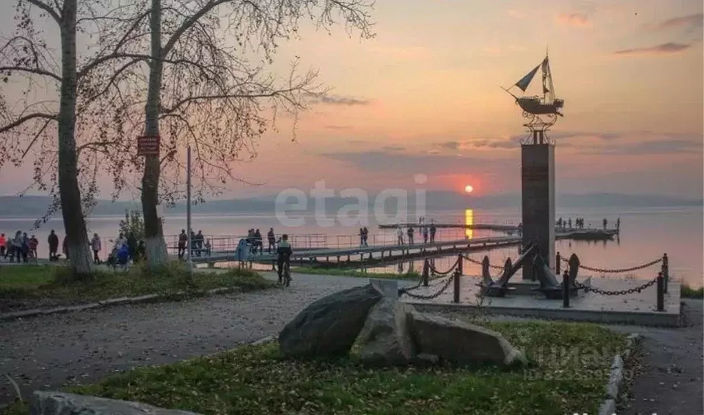 3-к кв. Свердловская область, Среднеуральск Набережная ул., 8 (62.0 м) - Фото 1