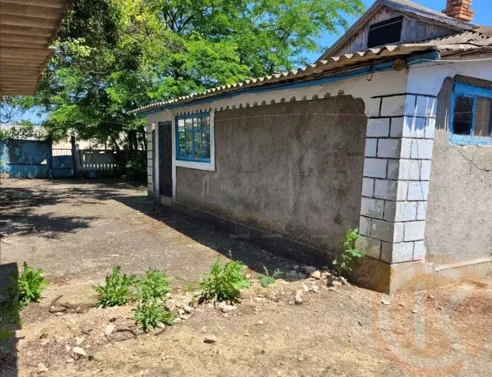 Дом в Крым, Сакский район, Охотниковское с/пос, с. Рунное ул. ... - Фото 2