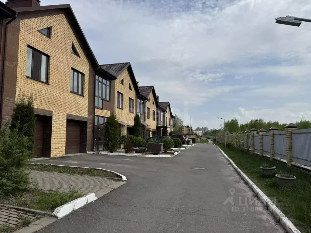 Таунхаус в Брянская область, Брянский район, пос. Мичуринский ул. ... - Фото 1