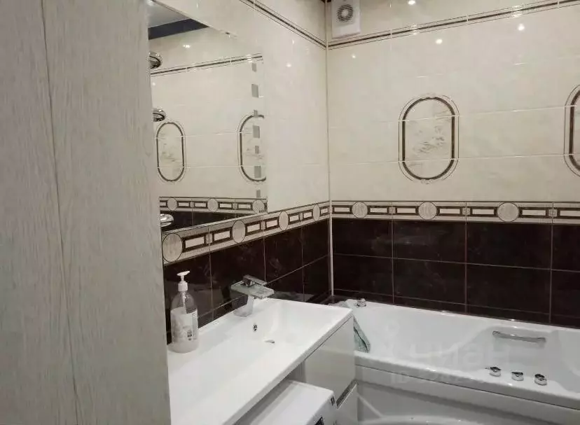 Студия Тюменская область, Тюмень ул. Федюнинского, 64к2 (34.0 м) - Фото 1