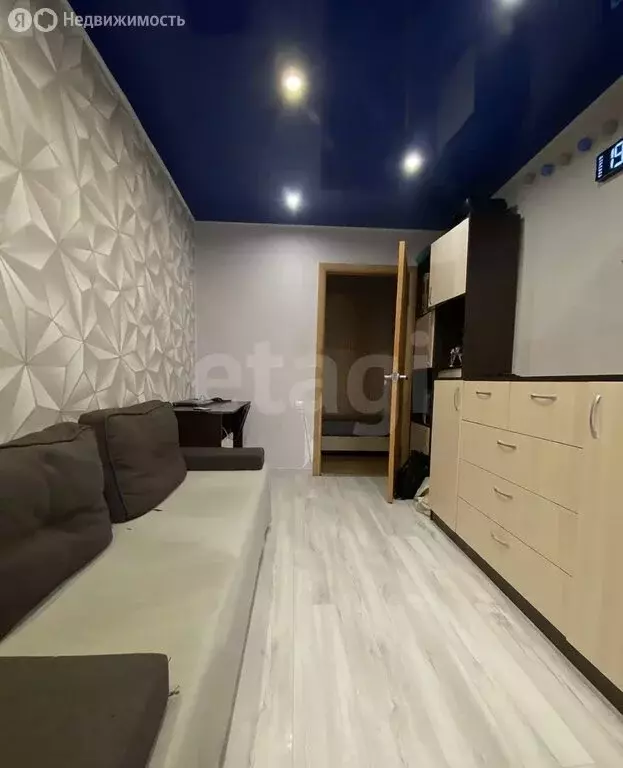 3-комнатная квартира: Бийск, улица Михаила Митрофанова, 10 (55.8 м) - Фото 2