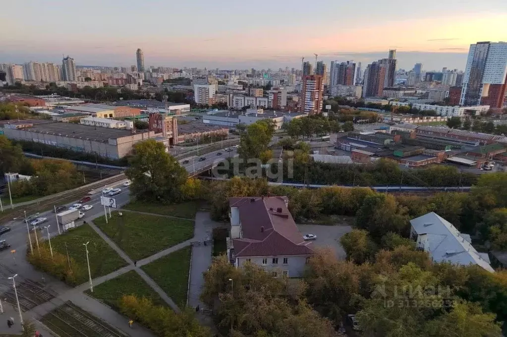 2-к кв. Свердловская область, Екатеринбург ул. Смазчиков, 3 (55.0 м) - Фото 0