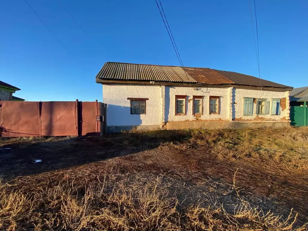 Дом в Оренбургская область, с. Октябрьское ул. Коммунистическая, 18 ... - Фото 0