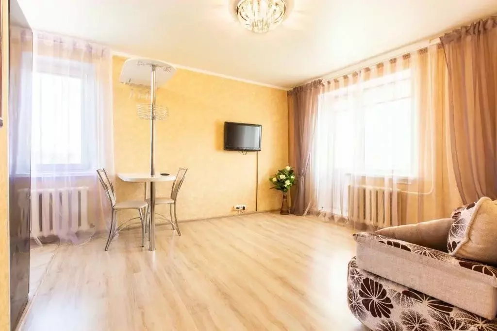 2-к кв. Тюменская область, Тобольск 10-й мкр, 6 (37.0 м) - Фото 0