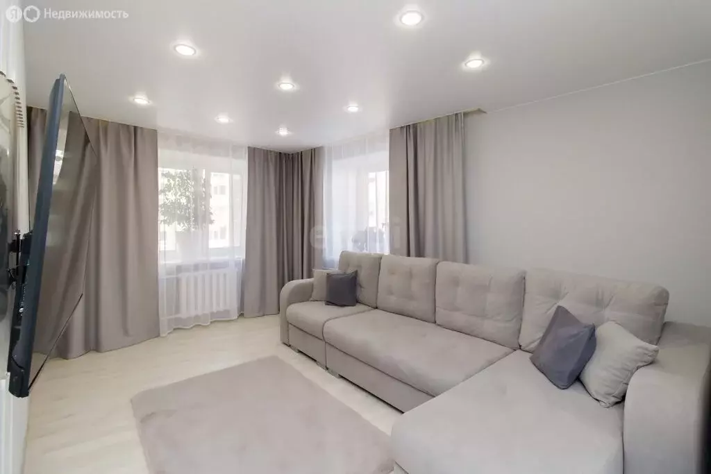 2-комнатная квартира: Тюмень, улица Станислава Карнацевича, 12 (71 м) - Фото 2