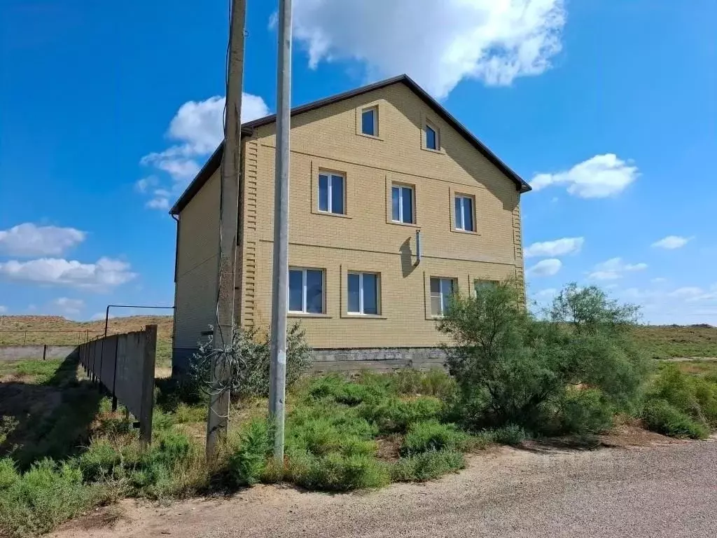 Дом в Астраханская область, с. Икряное ул. 70 лет Октября, 2литЗ (230 ... - Фото 2