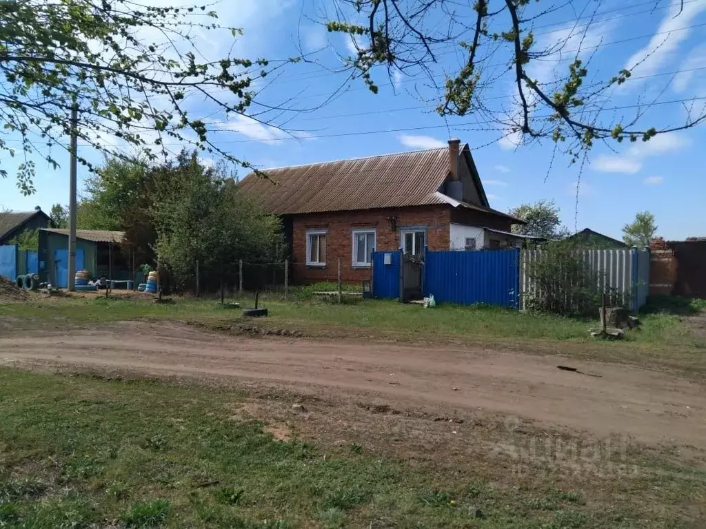 Дом в Саратовская область, Энгельсский район, с. Безымянное ... - Фото 1