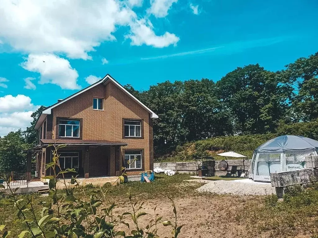 Дом в Приморский край, Артем Бардина-Хуторская ул., 93 (200 м) - Фото 1