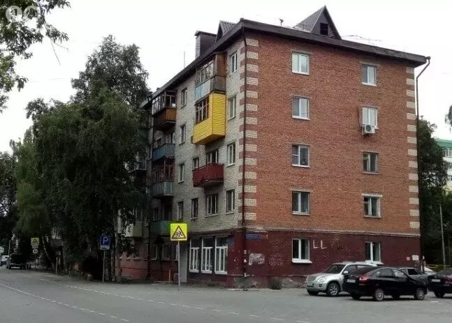 3-комнатная квартира: Тюмень, улица Энергетиков, 6 (55 м) - Фото 1