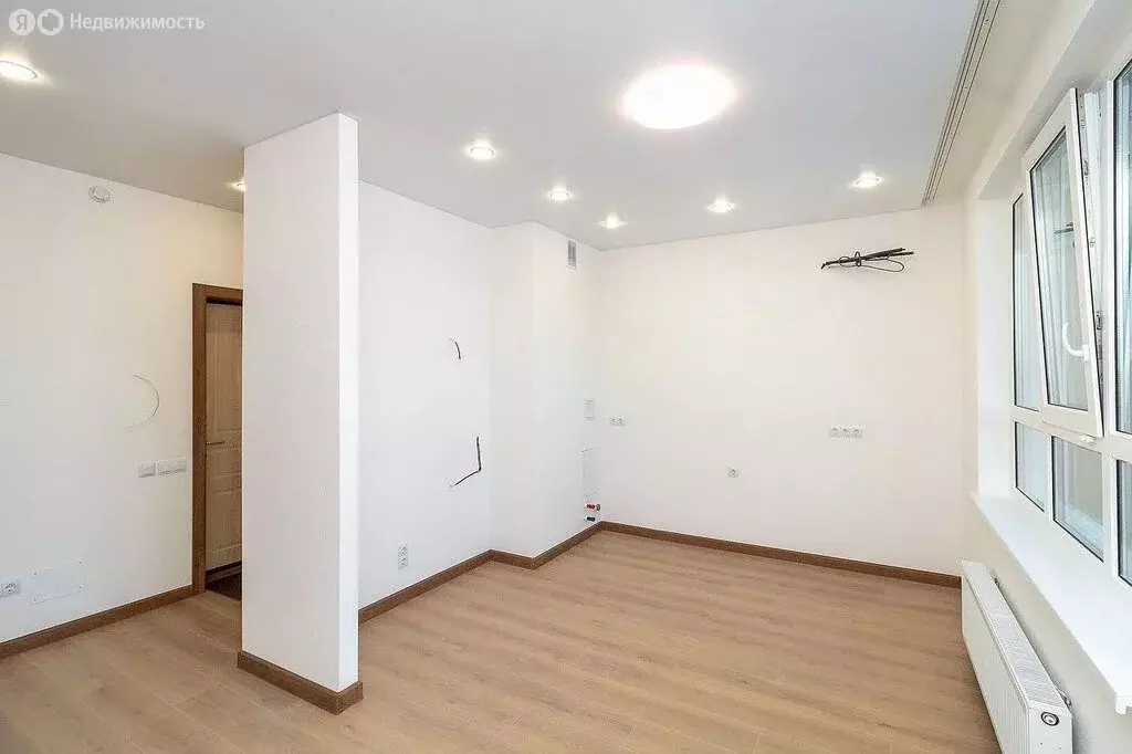 2-комнатная квартира: Тюмень, улица Сергея Свиридова, 11 (55.9 м) - Фото 1