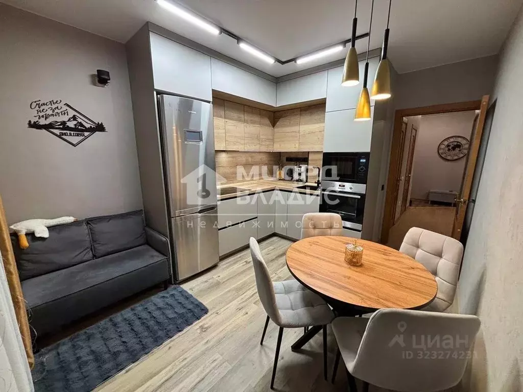 2-к кв. Омская область, Омск просп. Комарова, 17К3 (58.0 м) - Фото 1