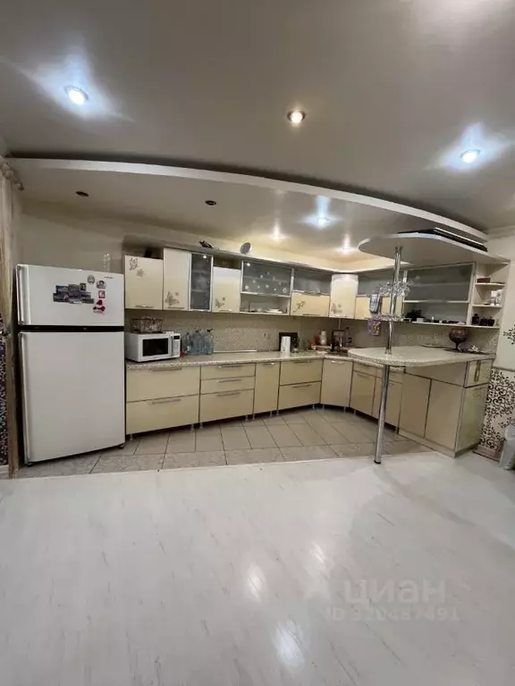 3-к кв. Астраханская область, Астрахань ул. Ахшарумова, 3 (150.0 м) - Фото 1