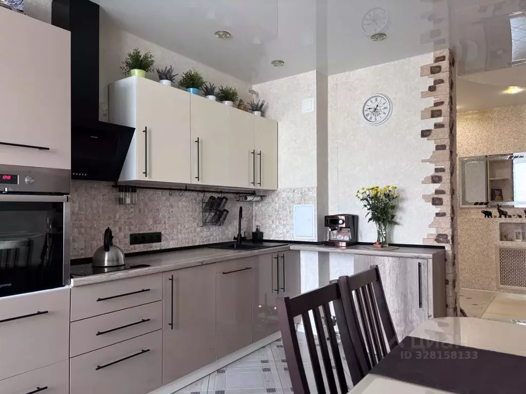 3-к кв. Омская область, Омск просп. Комарова, 14к1 (76.5 м) - Фото 1