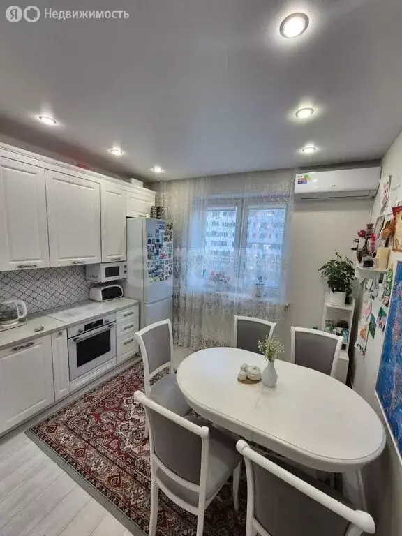 2-комнатная квартира: Тюмень, улица Бакинских Комиссаров, 3к1 (52 м) - Фото 0