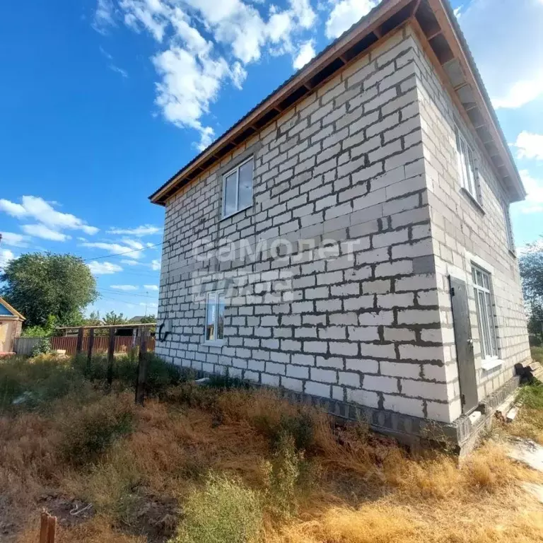 Дом в Астраханская область, Наримановский район, с. Биштюбинка ... - Фото 0