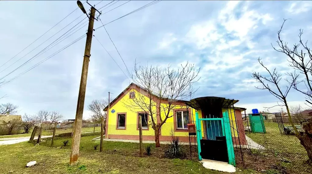 Дом в Крым, Черноморский район, Новоивановское с/пос, с. Хмелево ул. ... - Фото 1