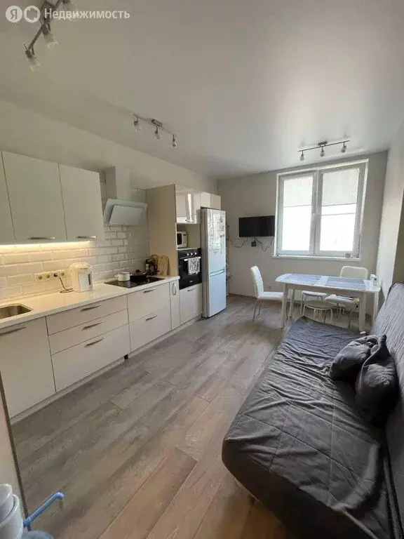 2-комнатная квартира: Екатеринбург, улица Азина, 57 (59.5 м) - Фото 1