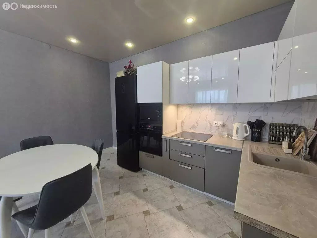 3-комнатная квартира: Иркутск, улица Маршала Конева, 16 (65.8 м) - Фото 1