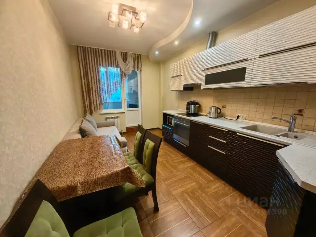 2-к кв. Омская область, Омск ул. 70 лет Октября, 13/3 (80.0 м) - Фото 1