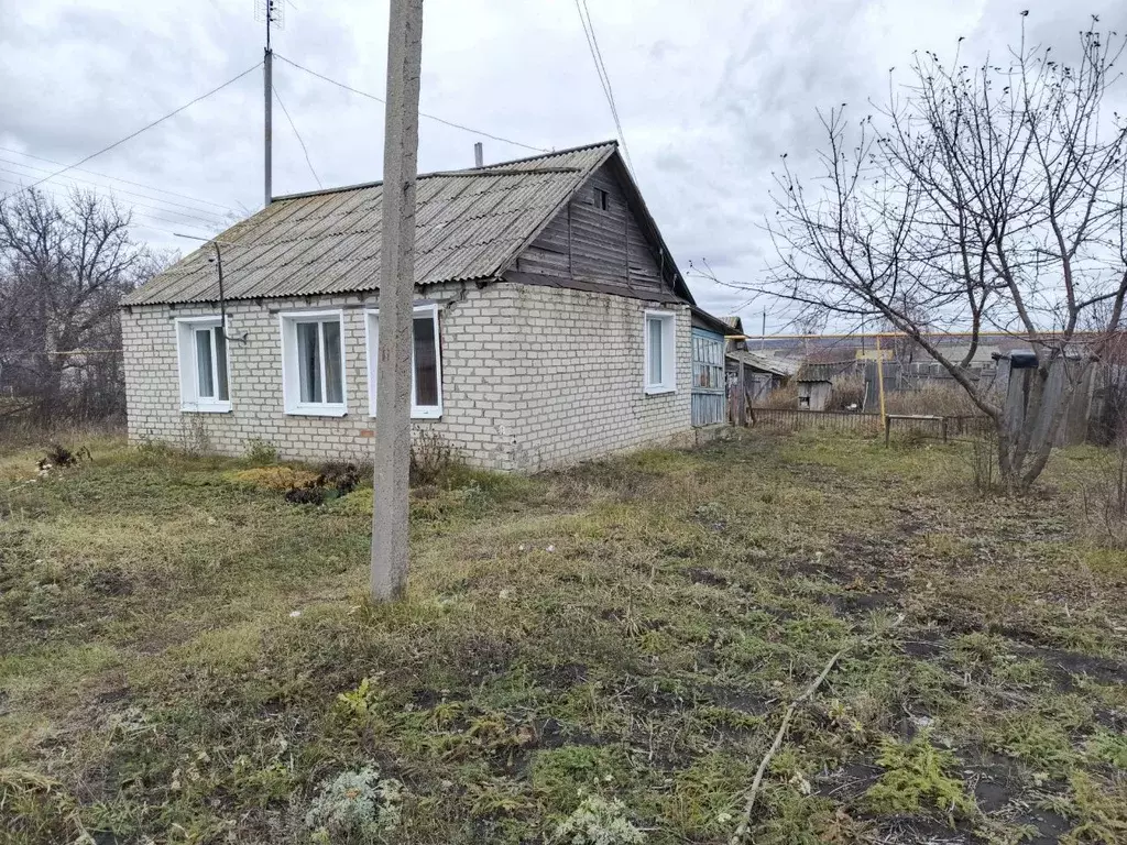 Дом в Саратовская область, Лысогорский район, Октябрьское ... - Фото 1
